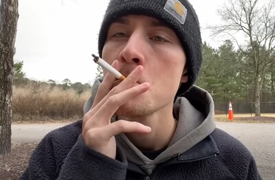 Лечение зависимости от табакокурения в Северодвинске Мужчина с сигаретой делает затяжку