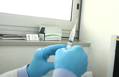 Проведение кодирования Вивитролом в Северодвинске Шприц с Вивитролом в руках у врача